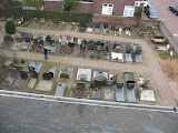 Het kerkhof vanuit een hoge positie.