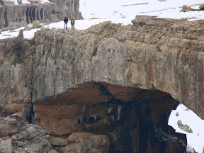 El Jaume amb el que ens acompanyava, damunt del pont natural m&eacute;s gran del m&oacute;n (fins que alg&uacute; em demostri el contrari), a Kfardebian