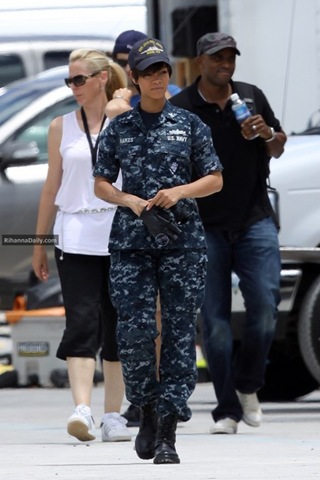 [Rihanna a Battleship forgatásán 001[3].jpg]