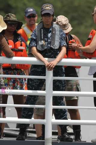 [Rihanna a Battleship forgatásán 004[3].jpg]