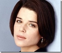 Neve Campbell kitűnik a tömegből, gyűrű rabol
