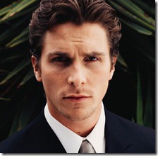 Christian Bale papnak áll