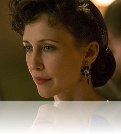 Vera Farmiga és Mia Wasikowska lepillant a hídról