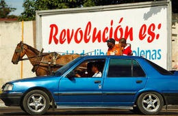 [logros-de-la-revolucion-coches-y-automoviles-juntos-en-la-habana_halfblock[5].jpg]