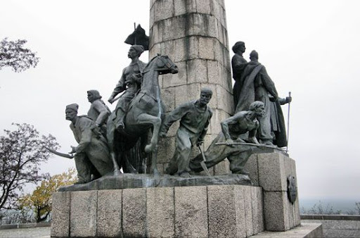 Памятник в честь освободительной войны 1648-1654 гг стоит на Замковой горе