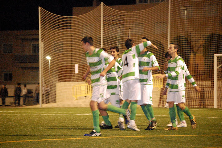 Abrazo de gol en la noche de Creixell. 
