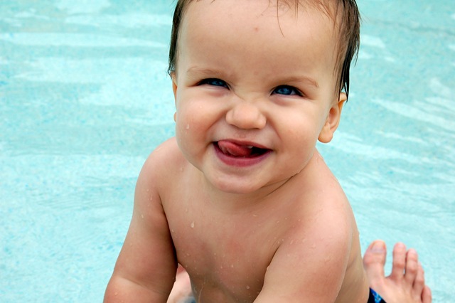 [baby pool with dad-2[5].jpg]