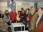 El primer teniente de alcalde y delegado de Infraestructuras para la Sostenibilidad, Antonio Rodrigo Torrijos, el delegado de Juventud y Deportes, José Manuel García, y la delegada de Participación Ciudadana, Josefa Medrano, se han reunido con los miembros de la Asociación de Vecinos García Lorca para explicarles de primera mano las nuevas mejoras acometidas en la pista polideportiva situada en esta barriada de Sevilla. 27-01-2010