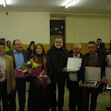 Antonio Rodrigo Torrijos posa junto a los conductores de la cabalgata del Polígono Sur que recibieron un reconocimiento por su colaboración desinteresada en la misma. 03-02-2010