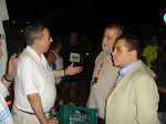 Antonio Rodrigo Torrijos y Carlos Vázquez dialogan con los voluntarios del Banco de Alimentos