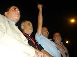 Fermín Cacho, en el momento de dar el pistoletazo de salida de la XXI Carrera Nocturna del Guadalquivir