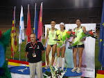 El Delegado de Juventud y Deportes, José Manuel García, posa junto a las tres ganadoras