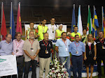Foto de los ganadores junto a las autoridades y los patrocinadores