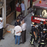 Antonio Rodrigo Torrijos y Carlos Vázquez dialogan con un bombero en el lugar del accidente laboral ocurrido en General Polavieja
