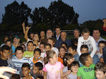 Antonio Rodrigo Torrijos y José Manuel García compartieron con los niños del barrio la inauguración del nuevo campo de césped artificial de La Paz el 1 de Octubre de 2009