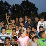 Antonio Rodrigo Torrijos y José Manuel García compartieron con los niños del barrio la inauguración del nuevo campo de césped artificial de La Paz el 1 de Octubre de 2009