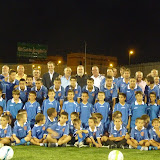 Antonio Rodrigo Torrijos, Primer Teniente de Alcalde de Sevilla y José Manuel García, Delegado de Juventud y Deportes, posaron con las distintas categorías de Los Mares A.D. en la inauguración de su nuevo campo de césped artificial. 13-10-2009