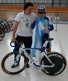 Mauricio Quiroga y el Técnico Gonzalo García, luego de ganar la Velocidad