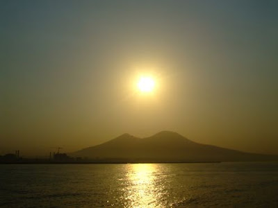 P�r-do-sol sobre o Ves�vio (foto de Felice Romano)