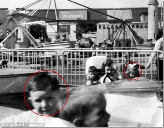 Casal britânico aparecem na mesma foto 14 anos antes de se conhecerem
