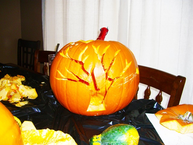[20091025 carving pumpkins (8) edit[8].jpg]