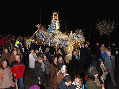 La carroza de la Virgen acompañada por sus fieles durante la bajada del Cerro el día 7 de diciembre de 2010