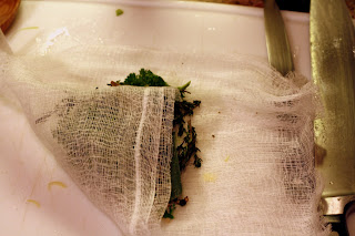 picture of bouquet garni being made