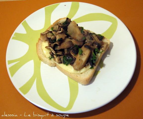 Crostoni di funghi e scamorza Crostoni di funghi e scamorza