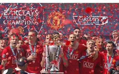 Manchester United players applaud after winning the Premiership last season