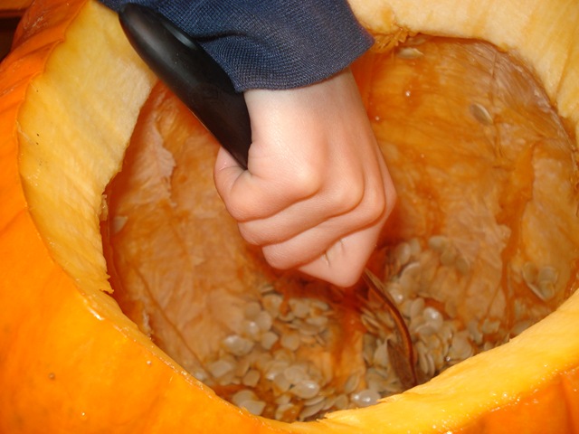 [Carving pumpkins Halloween 2010 018[4].jpg]