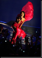 Penyanyi kelahiran Indonesia yang kini bermukim di Prancis, Anggun Cipta Sasmi tampil penuh emosional dihadapan ribuan penggemarnya dalam konser tunggal di Jakarta Convention Center malam ini, 25 Mei 2006. Dalam konser bertajuk Konser untuk Negri ini, Anggun menyanyikan 20 lagu. (R. berto Wedhatama)
