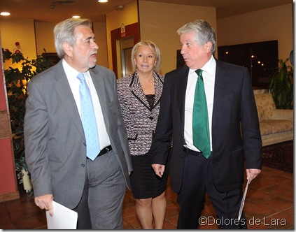 La Presidenta de FEDESSO, Pilar Zamora, entre Antonio Beteta y Arturo Fernández 
