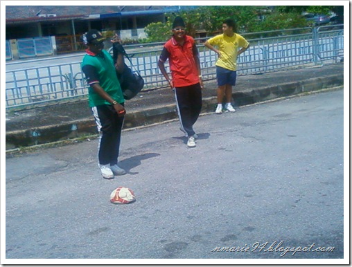 Suman & Dharam laughing at the ball, wtf