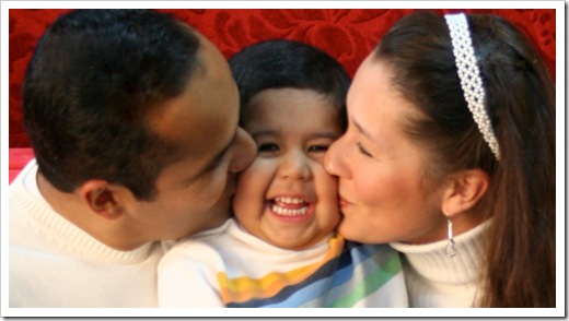 Raul Reyna besando a Josue-1
