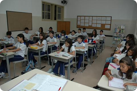 Estudantes uniformizados Estudantes uniformizados