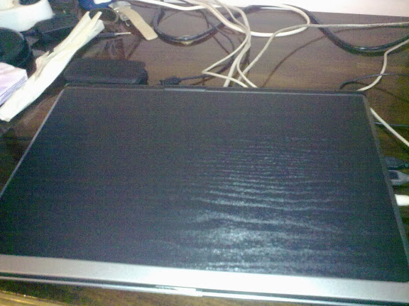 Autocolant pe capac...parca e alt laptop...