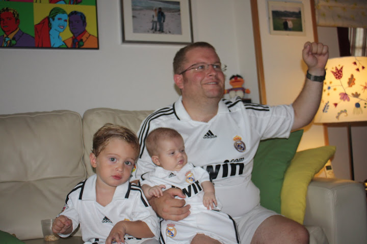 Con Yago y con Guille, viendo un partido en casa...