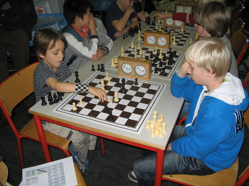 Een eindspel met een loper meer is natuurlijk geen probleem. Naast Maarten de toernooiwinnaar Hing Ting.