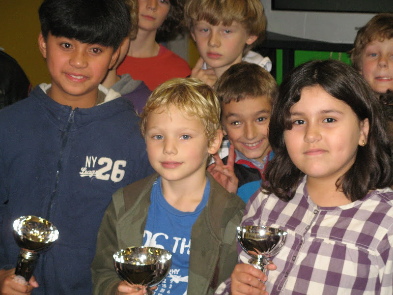 Winnaar Simon geflankeerd door de nummers 2 en 3 van zijn groep.