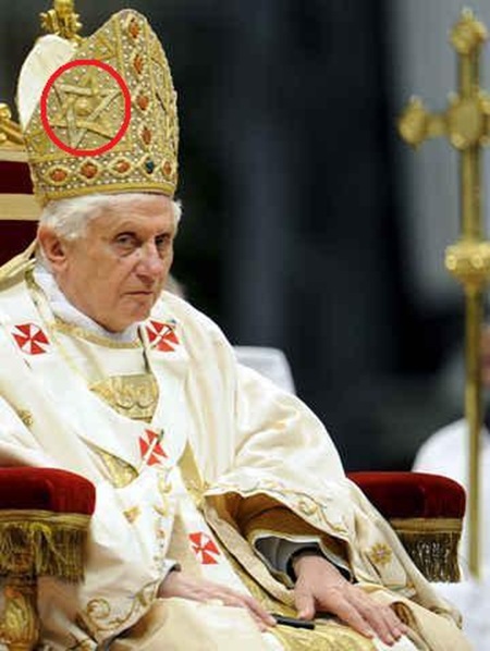 Extra�o S�mbolo en la Mitra Papal