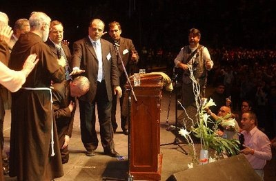 BERGOGLIO ARRODILLADO ANTE PENTECOSTALES