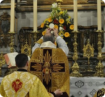 El padre Michel celebando la Santa Misa
