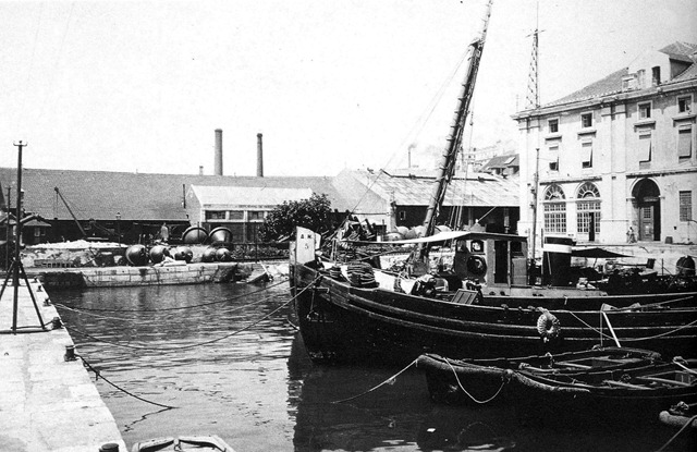 [Arsenal-da-Marinha.512.jpg]