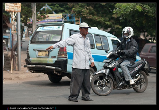 The traffic controller works for free, but a token of appreciation of 1000 IDR (0.35 MYR) may be given by some motorists when they pass by. | © 2011 Mike EcKO_Bravo Photography - Jakarta DSC_0323
