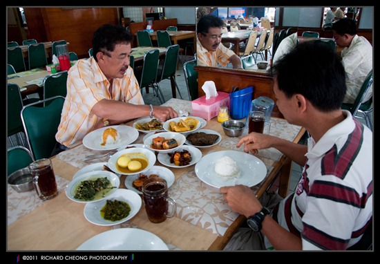Enjoying Masakan Padang at a restaurant chain called Sederhana. | © 2011 Mike EcKO_Bravo Photography - Jakarta DSC_0201