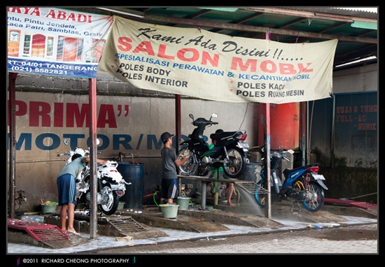 Motorcycle wash shops are commonly found around Jakarta. | © 2011 Mike EcKO_Bravo Photography - Jakarta DSC_0448