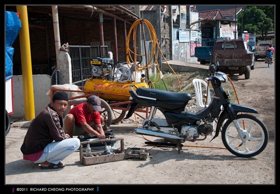 Repairing a customers' tyre by the roadside. It's not hard to find a mechanic if your ride breaks down. | © 2011 Mike EcKO_Bravo Photography - Jakarta DSC_0160