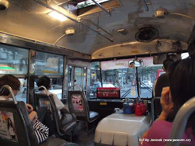 Jizda autobusem cislo 47, za 7 Bathu pres cele mesto