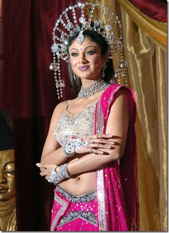 Shilpa Shetty Promotes Mrs Bollywood Photocall OeohRHidD1al