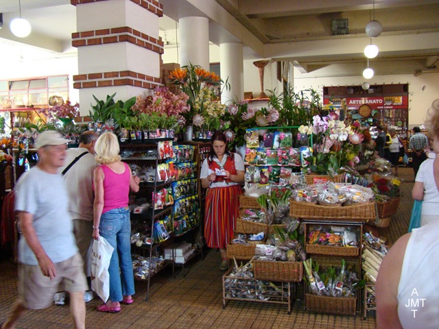 [DSC03321-Funchal-marché-aux fleurs BW[4].jpg]